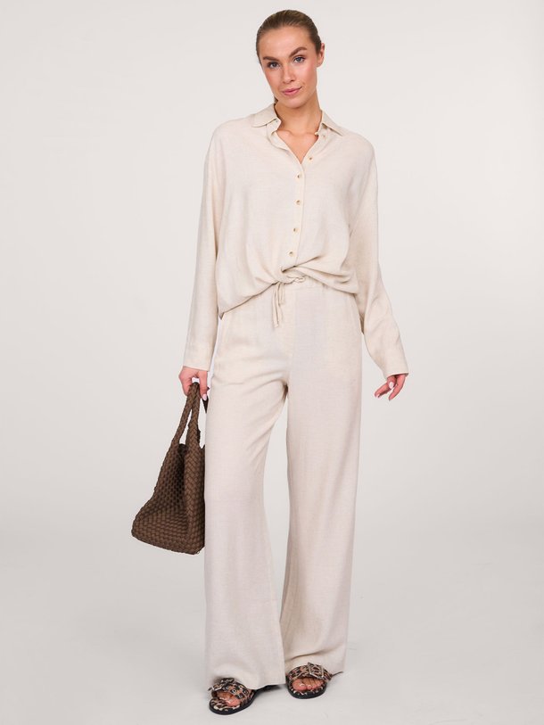 Ontdek de Cassia viscose/linnenmix blouse van Club L`avenir in de kleur zand bij Orangebag. Op werkdagen voor 21:45 besteld, morgen in huis.