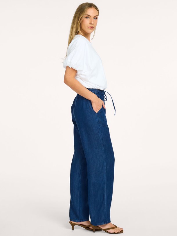 Samsoe Samsoe Sahoysas Trousers 15645 Ontdek de SAHOYSAS TROUSERS 15645 van Samsoe Samsoe bij Orangebag. Op werkdagen voor 21:45 besteld, morgen in huis.