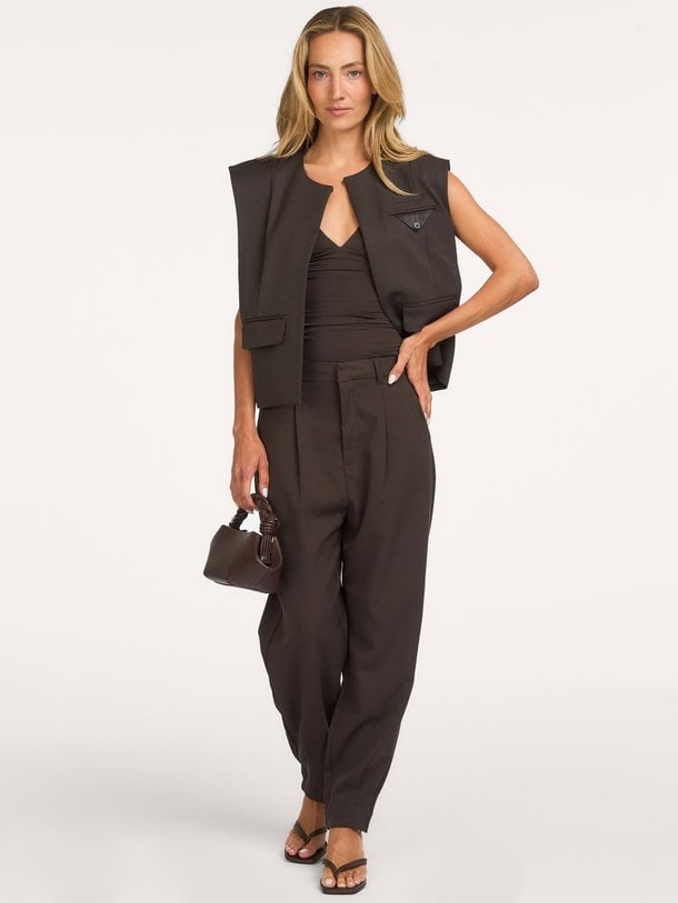 Copenhagen Muse Tailor viscosemix pantalon - Donkerbruin Ontdek de Tailor viscosemix pantalon van Copenhagen Muse in de kleur Donkerbruin bij Orangebag. Op werkdagen voor 21:45 besteld, morgen in huis.