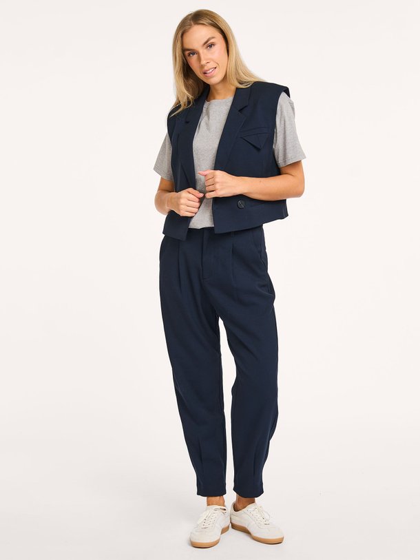 Ontdek de Tailor viscosemix pantalon van Copenhagen Muse in de kleur donkerblauw bij Orangebag. Op werkdagen voor 21:45 besteld, morgen in huis.
