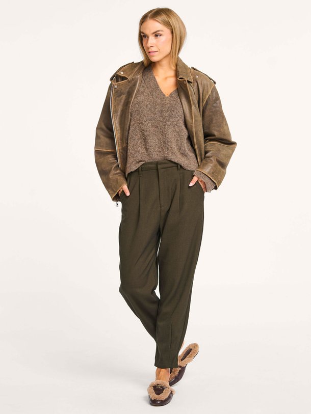 Ontdek de Tailor viscosemix broek van Copenhagen Muse in de kleur donkergroen bij Orangebag. Op werkdagen voor 21:45 besteld, morgen in huis.