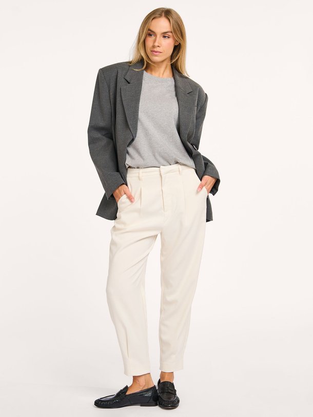 Ontdek de Tailor viscosemix pantalon van Copenhagen Muse in de kleur off-white bij Orangebag. Op werkdagen voor 21:45 besteld, morgen in huis.