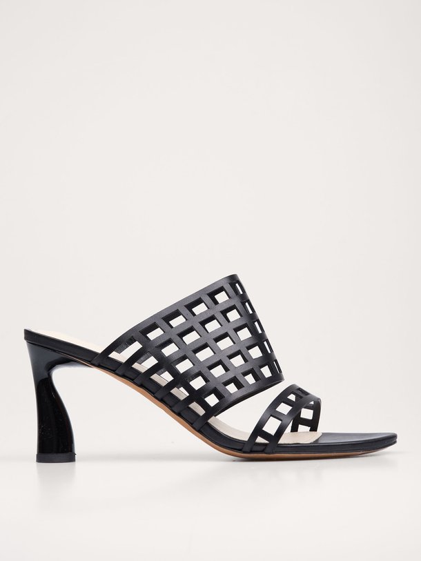 Ontdek de Garnet lederen muiltjes van Iro in de kleur zwart bij Orangebag. Op werkdagen voor 21:45 besteld, morgen in huis.