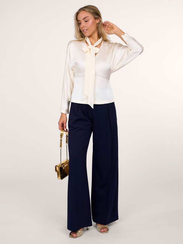 Ontdek de Viscosemix top met strik van Semicouture in de kleur crème bij Orangebag. Op werkdagen voor 21:45 besteld, morgen in huis.