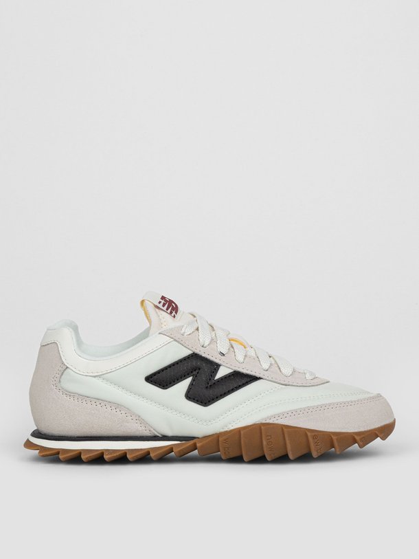Ontdek de RC30 suède sneakers van New Balance in de kleur zwart bij Orangebag. Op werkdagen voor 21:45 besteld, morgen in huis.