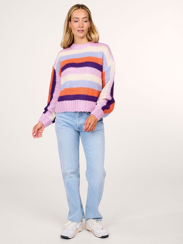 Ontdek de Arlene gebreide trui met gestreept dessin van Frnch in de kleur lila bij Orangebag. Op werkdagen voor 21:45 besteld, morgen in huis.