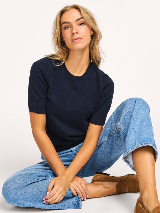 Ontdek de Organic cashmere top van Repeat in de kleur donkerblauw bij Orangebag. Op werkdagen voor 21:45 besteld, morgen in huis.