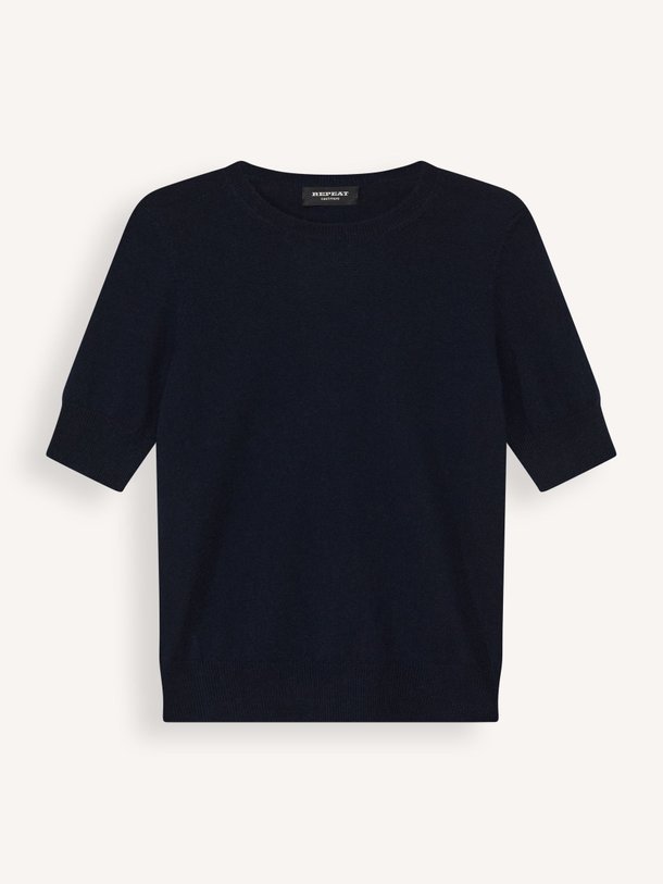 Ontdek de Organic cashmere top van Repeat in de kleur donkerblauw bij Orangebag. Op werkdagen voor 21:45 besteld, morgen in huis.
