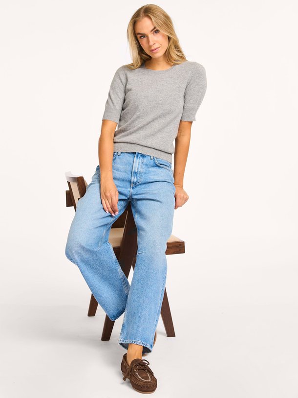 Ontdek de Organic cashmere gemêleerde top van Repeat in de kleur lichtgrijs bij Orangebag. Op werkdagen voor 21:45 besteld, morgen in huis.