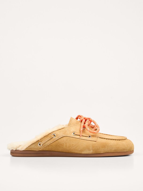 Ontdek de Suède instappers van Posa in de kleur Camel bij Orangebag. Op werkdagen voor 21:45 besteld, morgen in huis.