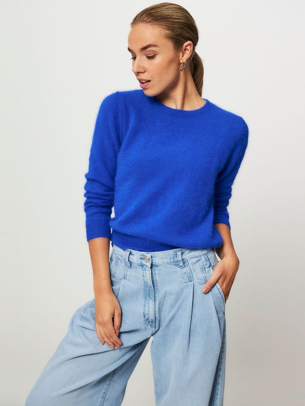 Ontdek de Datti angoramix trui van Bellerose in de kleur kobalt bij Orangebag. Op werkdagen voor 21:45 besteld, morgen in huis.