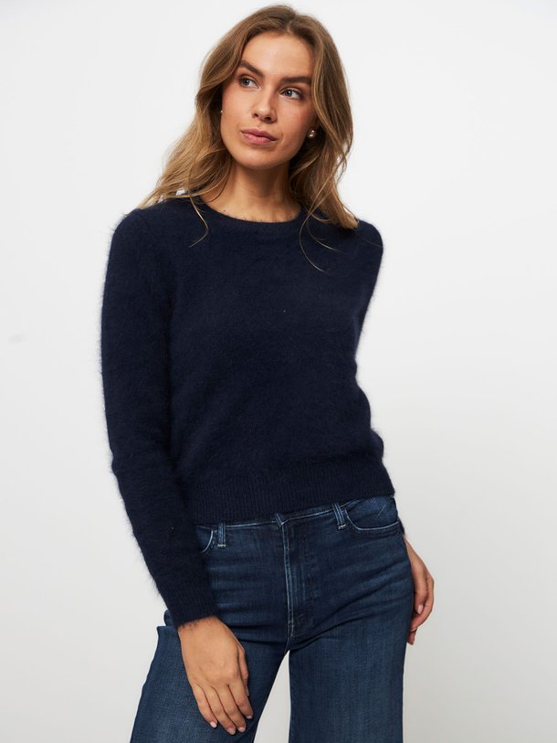 Ontdek de Datti angoramix trui van Bellerose in de kleur donkerblauw bij Orangebag. Op werkdagen voor 21:45 besteld, morgen in huis.