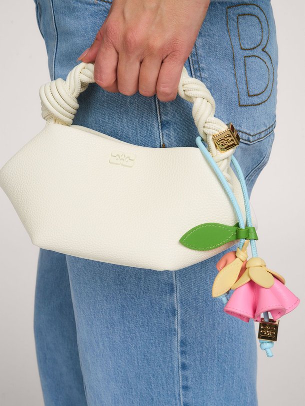 Ontdek de Flower Recycled Leather Bag Charm van Ganni bij Orangebag. Op werkdagen voor 21:45 besteld, morgen in huis.