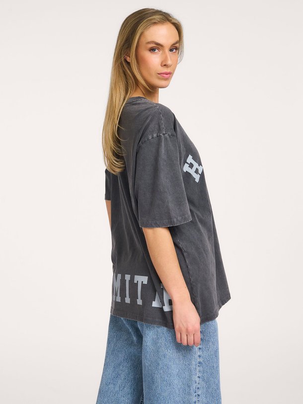 Ontdek de Noma katoenen T-shirt met print van Haute L'Amitié in de kleur Antraciet bij Orangebag. Op werkdagen voor 21:45 besteld, morgen in huis.
