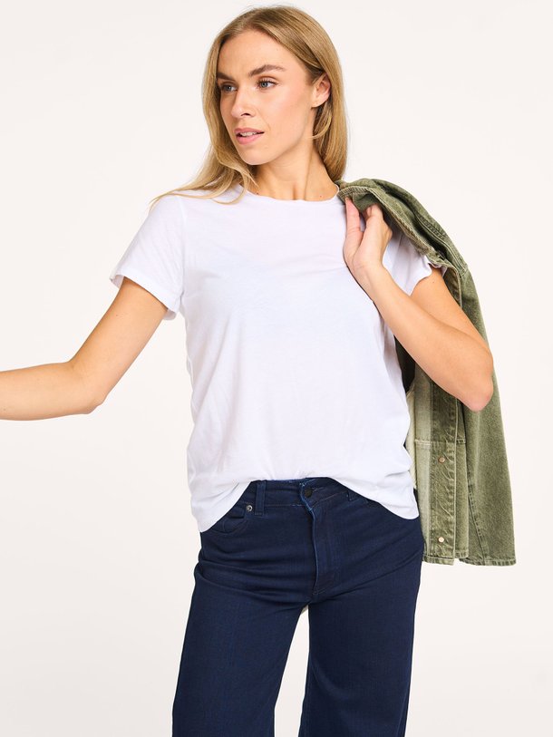 Ontdek de Covi katoenen T-shirt van Bellerose in de kleur wit bij Orangebag. Op werkdagen voor 21:45 besteld, morgen in huis.