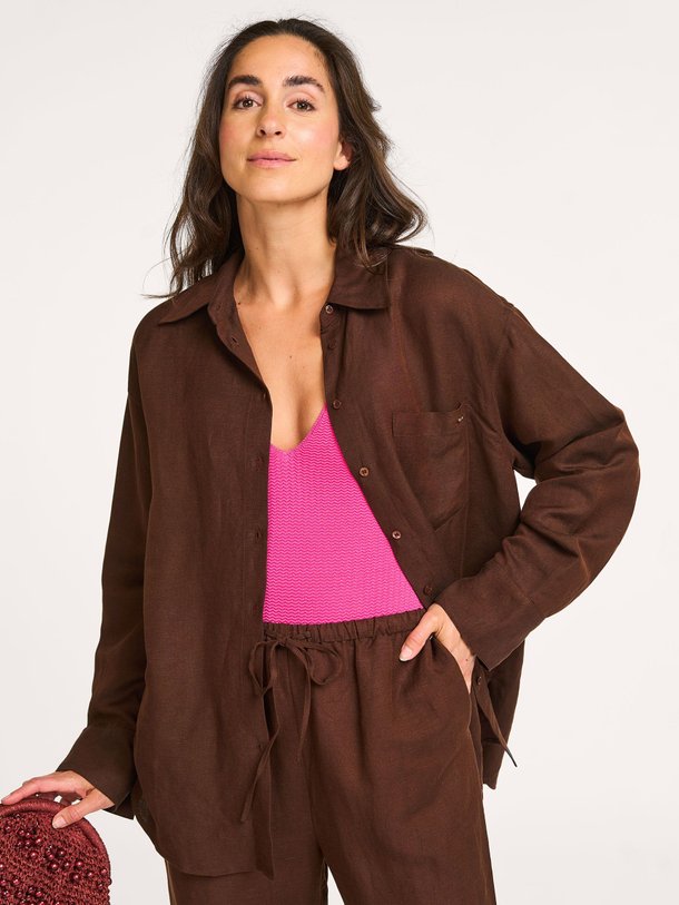 Ontdek de Dana linnen/rayonmix blouse van The Lola Club in de kleur donkerbruin bij Orangebag. Op werkdagen voor 21:45 besteld, morgen in huis.