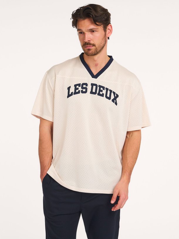 Ontdek de Bronson geweven mesh T-shirt van Les Deux in de kleur Crème bij Orangebag. Op werkdagen voor 21:45 besteld, morgen in huis.