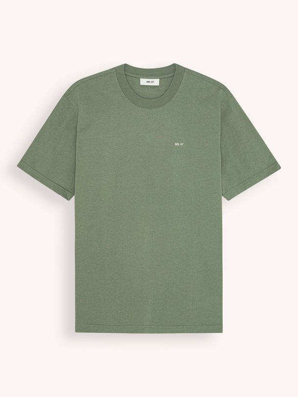 Ontdek de Adam organic cotton logo T-shirt van NN.07 in de kleur Groen bij Orangebag. Op werkdagen voor 21:45 besteld, morgen in huis.