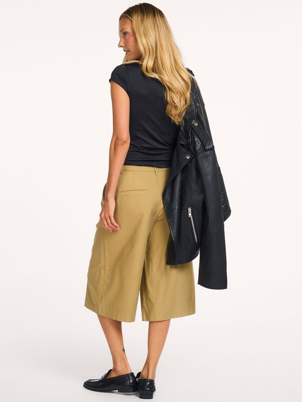 Ontdek de Tore viscose/katoenmix bermuda short van Modstrom in de kleur Kaki bij Orangebag. Op werkdagen voor 21:45 besteld, morgen in huis.