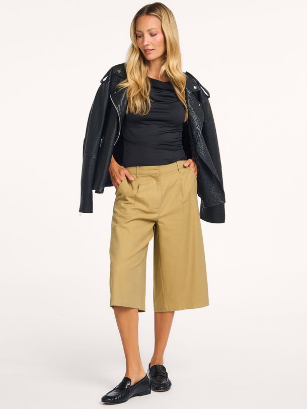 Ontdek de Tore viscose/katoenmix bermuda short van Modstrom in de kleur Kaki bij Orangebag. Op werkdagen voor 21:45 besteld, morgen in huis.