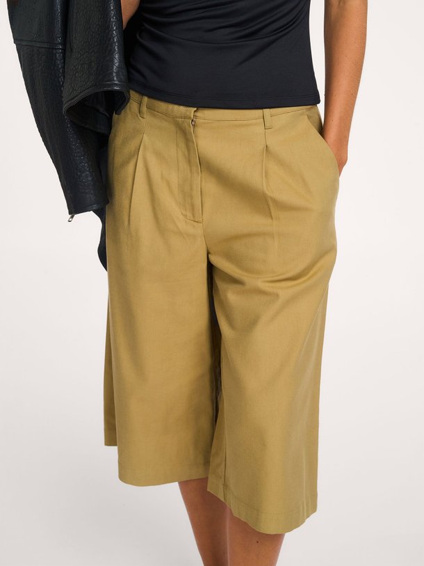 Ontdek de Tore viscose/katoenmix bermuda short van Modstrom in de kleur Kaki bij Orangebag. Op werkdagen voor 21:45 besteld, morgen in huis.