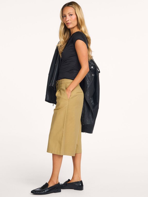 Ontdek de Tore viscose/katoenmix bermuda short van Modstrom in de kleur Kaki bij Orangebag. Op werkdagen voor 21:45 besteld, morgen in huis.