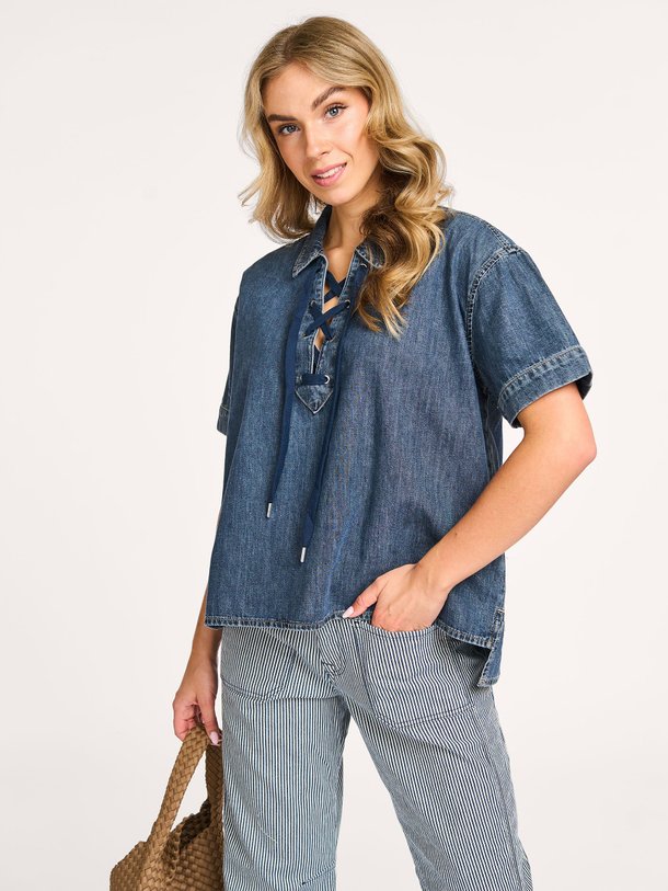 Ontdek de Denim top van Summum in de kleur donkerblauw bij Orangebag. Op werkdagen voor 21:45 besteld, morgen in huis.