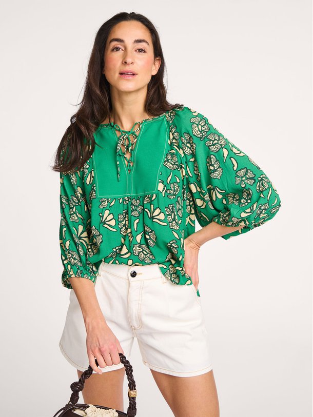 Ontdek de Aura viscose top met print van ba-sh in de kleur groen bij Orangebag. Op werkdagen voor 21:45 besteld, morgen in huis.