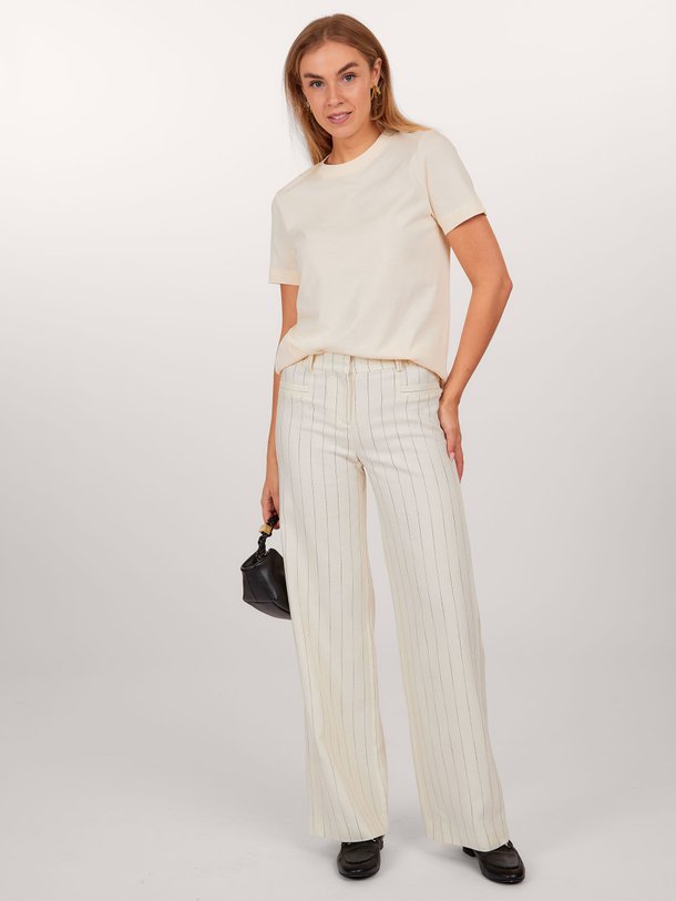 Ontdek de Elouan viscosemix gestreepte broek van ba-sh in de kleur ecru bij Orangebag. Op werkdagen voor 21:45 besteld, morgen in huis.