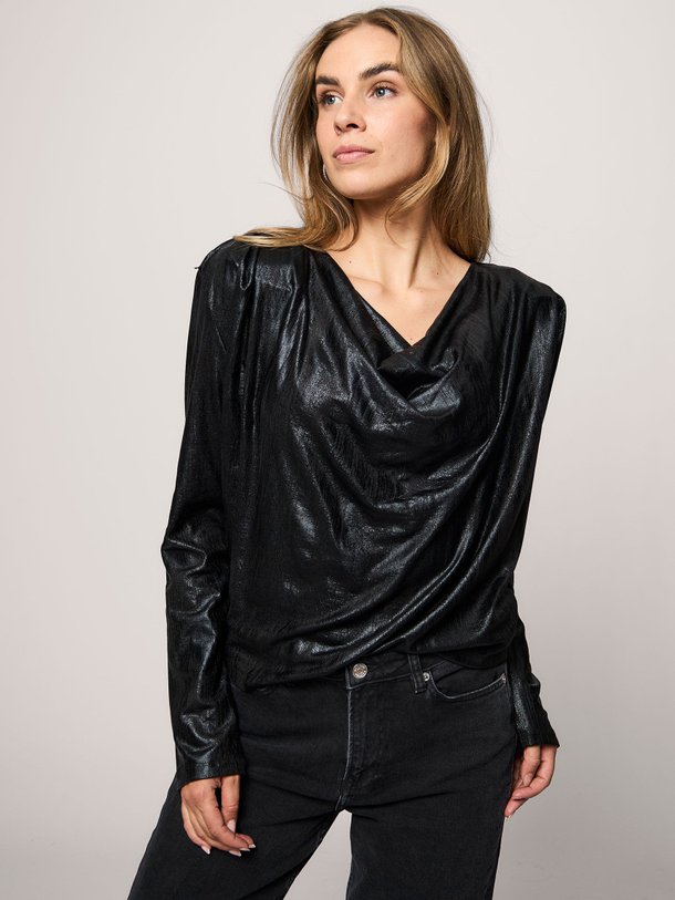 Ontdek de Madlin geweven glanzende top van Gestuz in de kleur zwart bij Orangebag. Op werkdagen voor 21:45 besteld, morgen in huis.