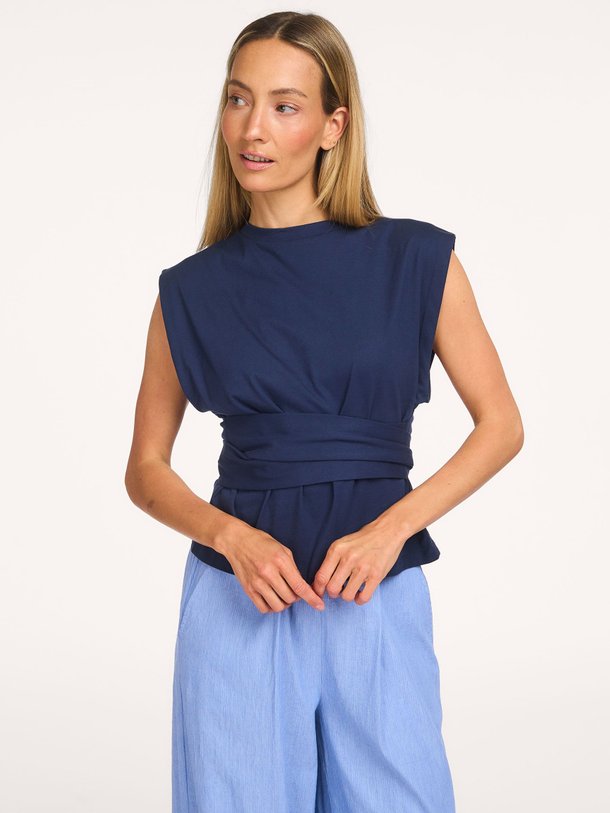 Ontdek de Chileas katoenen top van Ruby Tuesday in de kleur Donkerblauw bij Orangebag. Op werkdagen voor 21:45 besteld, morgen in huis.