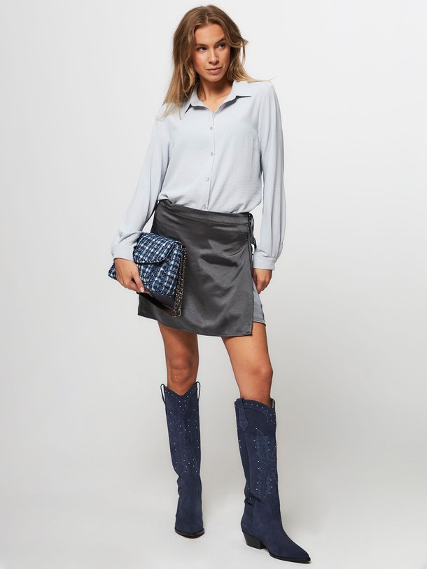 Ontdek de Hudson geweven glanzende overslagrok van Modstrom in de kleur donkergrijs bij Orangebag. Op werkdagen voor 21:45 besteld, morgen in huis.