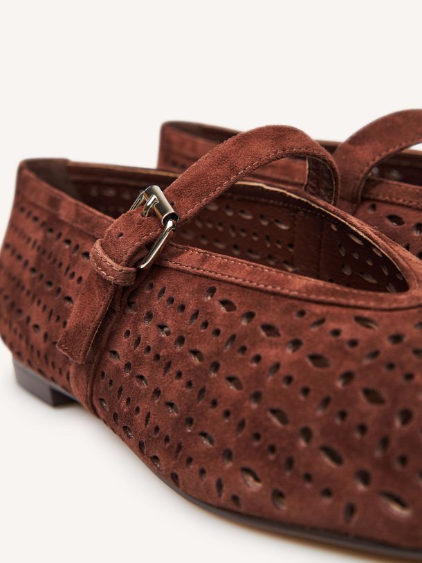 Ontdek de Maia suède ballerina's van Bibi Lou in de kleur Donkerbruin bij Orangebag. Op werkdagen voor 21:45 besteld, morgen in huis.