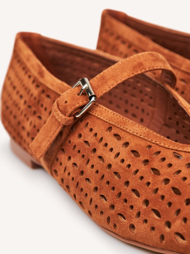 Ontdek de Maia suède ballerina's van Bibi Lou in de kleur Bruin bij Orangebag. Op werkdagen voor 21:45 besteld, morgen in huis.