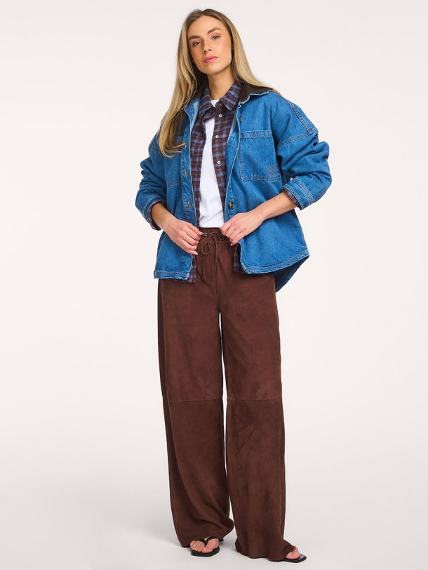 Ontdek de Nadia suède broek van Studio AR in de kleur Donkerbruin bij Orangebag. Op werkdagen voor 21:45 besteld, morgen in huis.