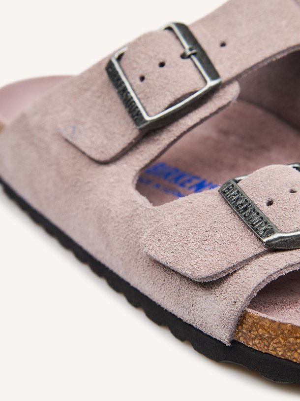 Ontdek de Arizona suède big buckle slippers van Birkenstock in de kleur Paars bij Orangebag. Op werkdagen voor 21:45 besteld, morgen in huis.