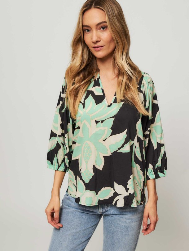 Ontdek de Katoen/viscosemix top met print van Summum in de kleur groen bij Orangebag. Op werkdagen voor 21:45 besteld, morgen in huis.