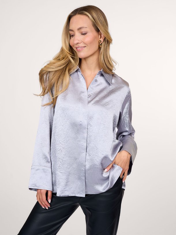 Ontdek de Geweven glanzende blouse met kreukeffect van Yaya in de kleur grijs bij Orangebag. Op werkdagen voor 21:45 besteld, morgen in huis.