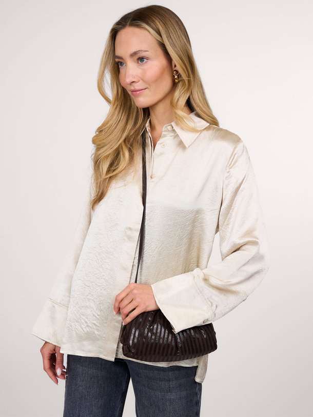 Ontdek de Geweven glanzende blouse met kreuk-effect van Yaya in de kleur champagne bij Orangebag. Op werkdagen voor 21:45 besteld, morgen in huis.