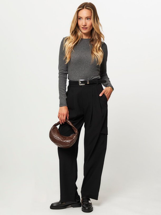 Ontdek de Cargo Chic viscosemix wide leg cargo broek van Chptr-s in de kleur zwart bij Orangebag. Op werkdagen voor 21:45 besteld, morgen in huis.
