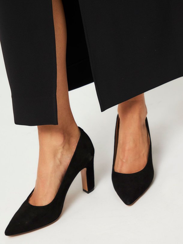 Ontdek de Madeline suède pumps van Brown Dot. in de kleur zwart bij Orangebag. Op werkdagen voor 21:45 besteld, morgen in huis.
