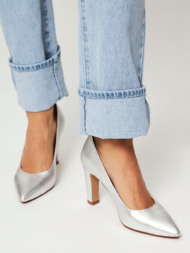 Ontdek de Madeline lederen metallic pumps van Brown Dot. in de kleur zilverkleur bij Orangebag. Op werkdagen voor 21:45 besteld, morgen in huis.