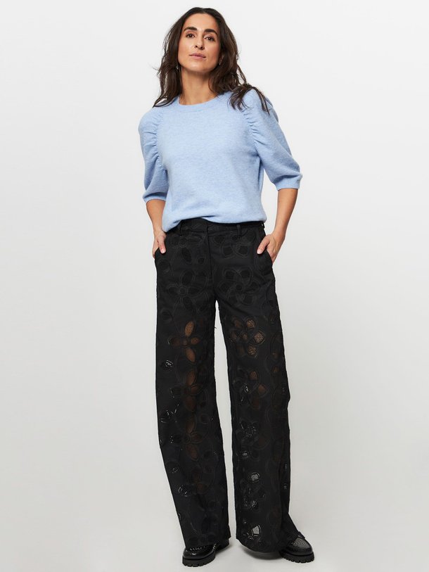 Ontdek de Eileen katoenmix wide leg pantalon met broderie van Munthe in de kleur zwart bij Orangebag. Op werkdagen voor 21:45 besteld, morgen in huis.