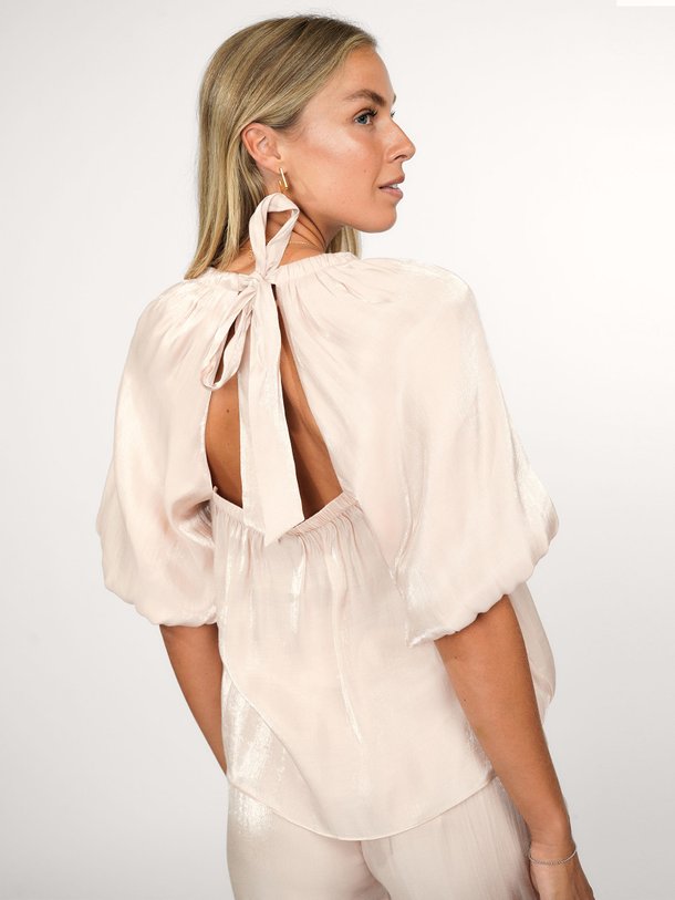 Ontdek de Simo geweven glanzende top van Dante 6 in de kleur perzik bij Orangebag. Op werkdagen voor 21:45 besteld, morgen in huis.