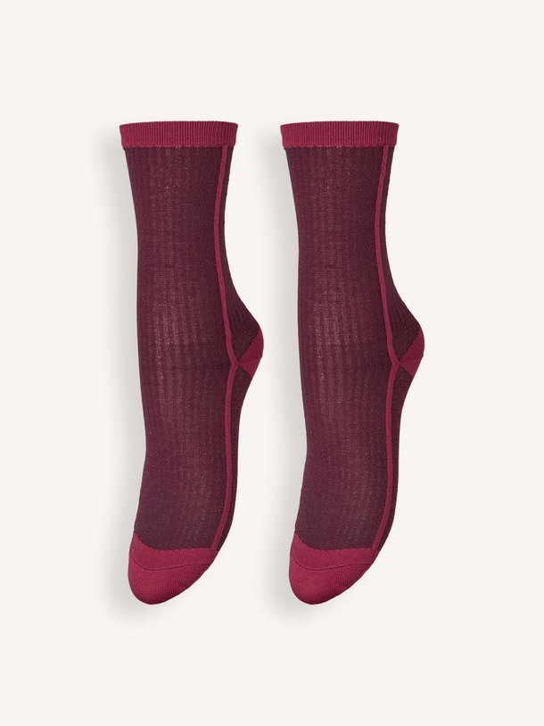 Ontdek de Stripy gebreide lurex sokkken van Becksondergaard in de kleur Bordeauxrood bij Orangebag. Op werkdagen voor 21:45 besteld, morgen in huis.