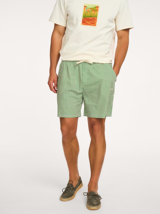 Ontdek de Stripe Seersucker Swim Shorts van Les Deux bij Orangebag. Op werkdagen voor 21:45 besteld, morgen in huis.