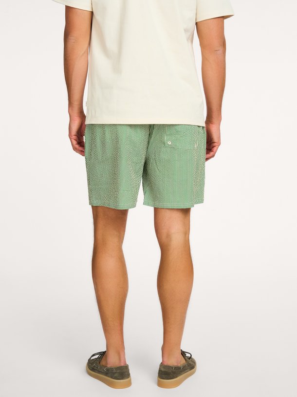 Ontdek de Stripe Seersucker Swim Shorts van Les Deux bij Orangebag. Op werkdagen voor 21:45 besteld, morgen in huis.