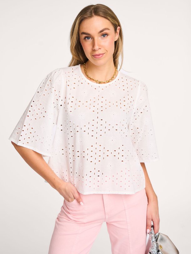 Ontdek de Miso organic cotton opengewerkte top van Modstrom in de kleur wit bij Orangebag. Op werkdagen voor 21:45 besteld, morgen in huis.