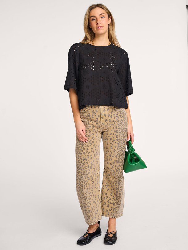 Ontdek de Miso organic cotton opengewerkte top van Modstrom in de kleur zwart bij Orangebag. Op werkdagen voor 21:45 besteld, morgen in huis.