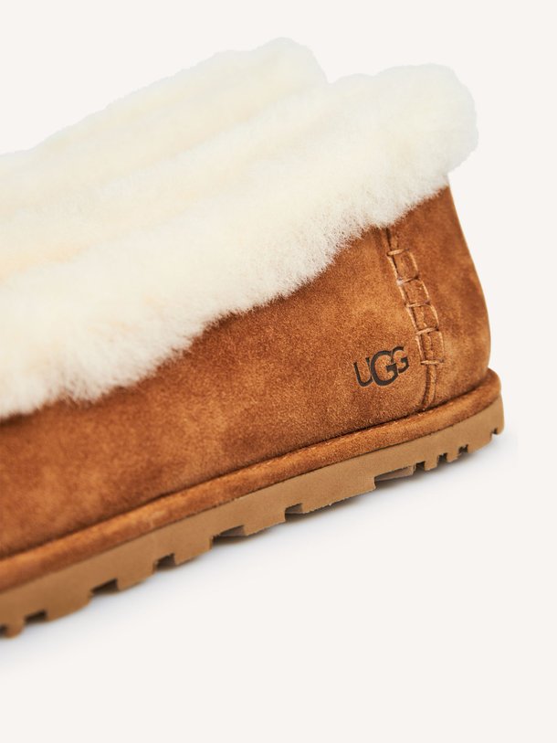Ontdek de Zora suède ballerina's van Ugg in de kleur Cognac bij Orangebag. Op werkdagen voor 21:45 besteld, morgen in huis.